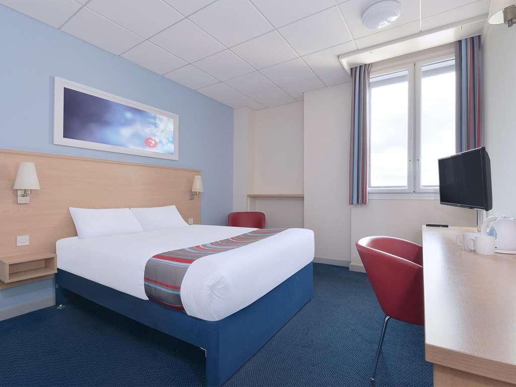 Travelodge Milton Keynes Old Stratford Room photo