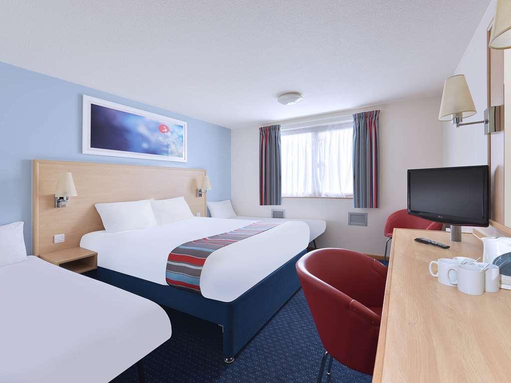 Travelodge Milton Keynes Old Stratford Room photo